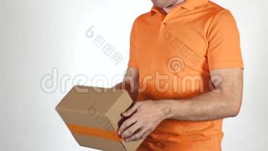 穿橙色制服的快递员扔了一个小包裹。 <strong>浅灰色背景</strong>，超慢动作特写镜头